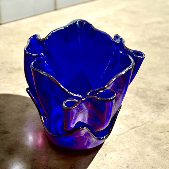 Hand-Blown Ultramarine Lotus Handkerchief Glass Vase - Picture 9 of 16